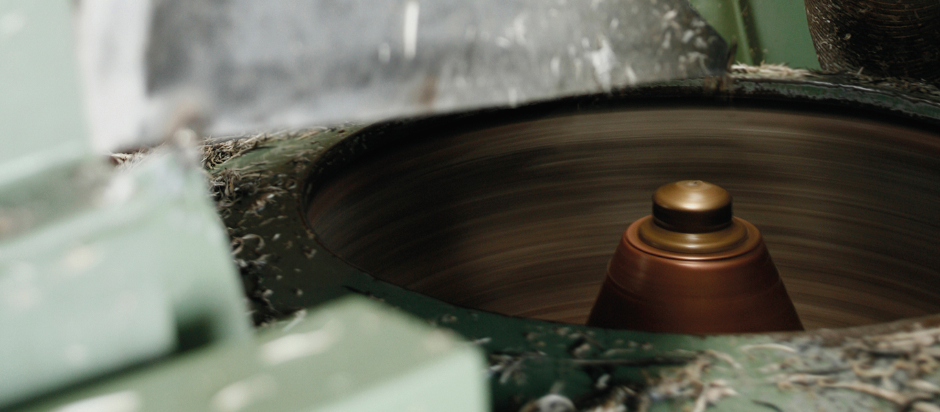 高速遠心脱水機による羽毛の乾燥