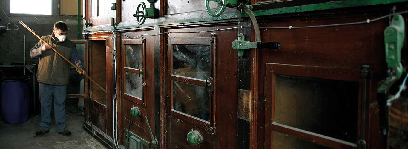 部屋別に羽毛を分類する装置